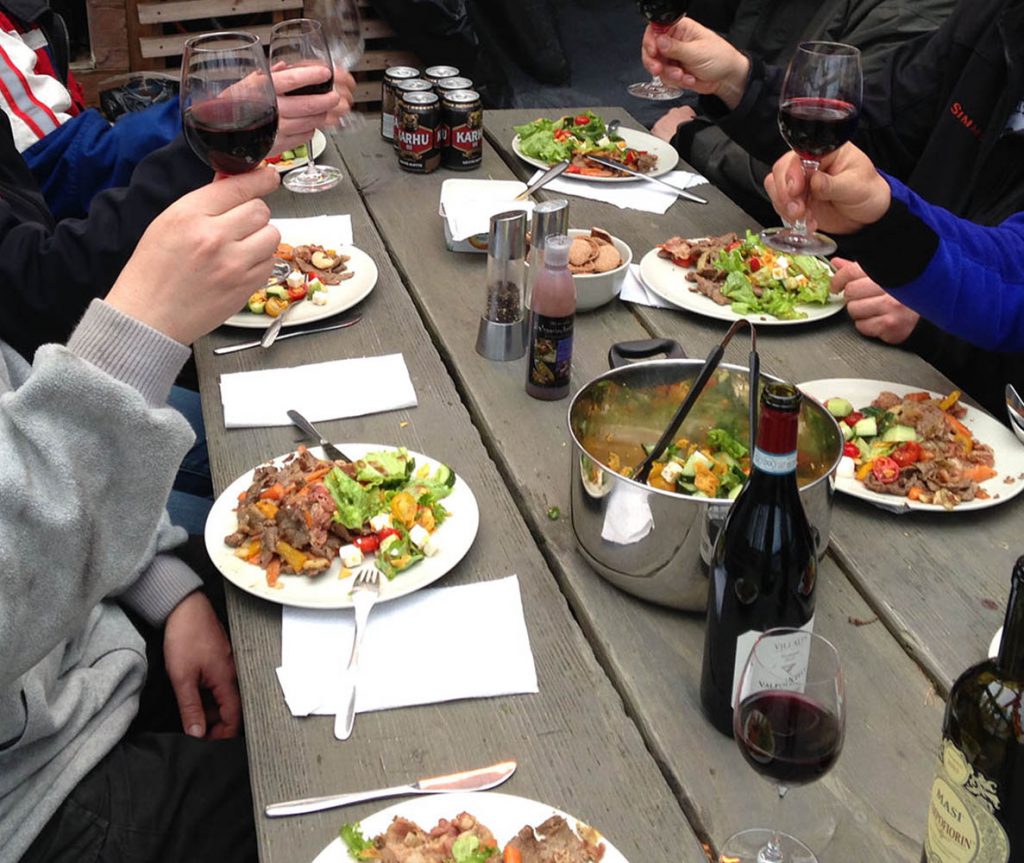 Taimenen perhokalastus, koskikalastus good dinner with friends on fishing trip